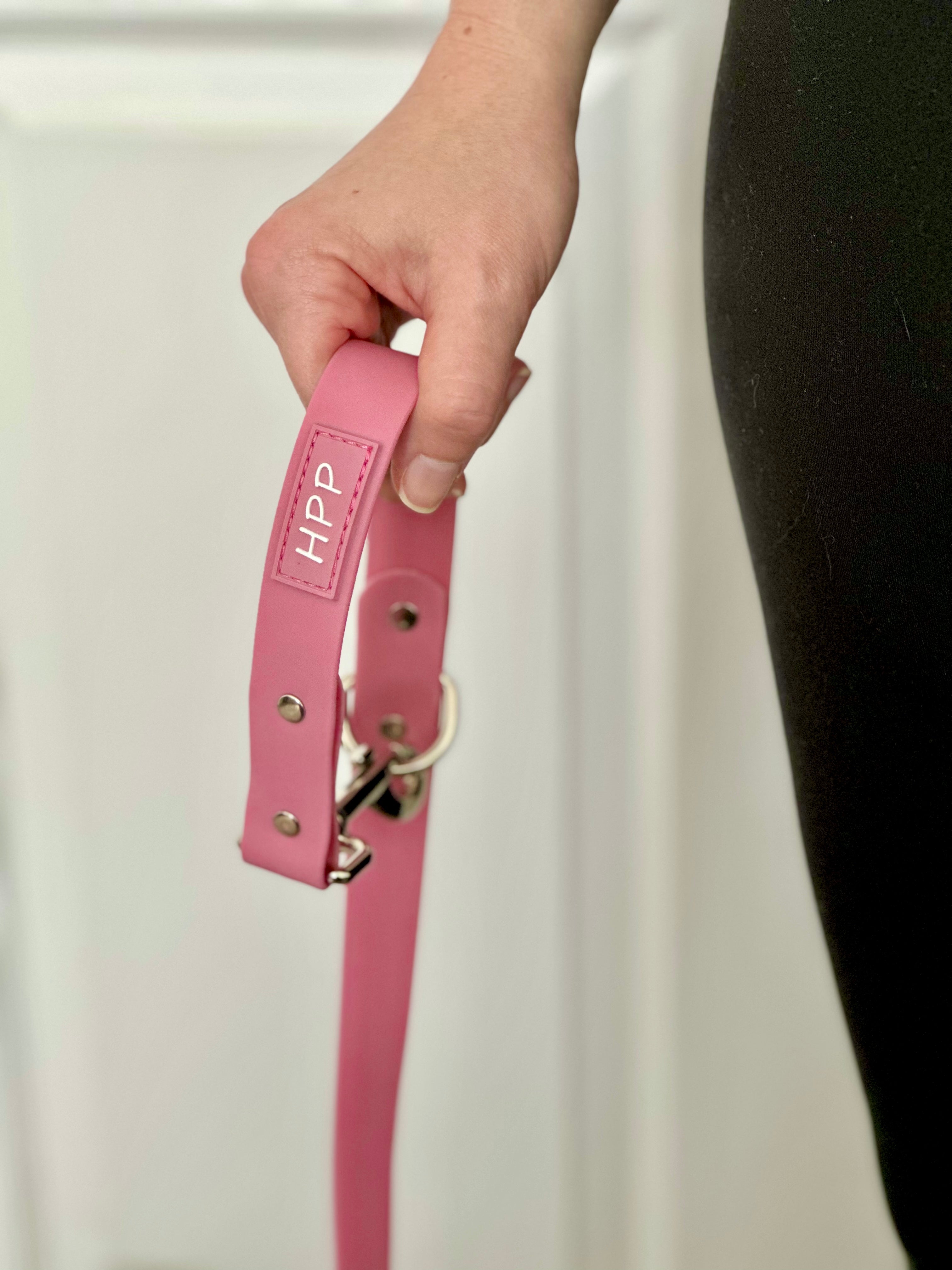 Hands Free Adjustable Leash- Berry Pink